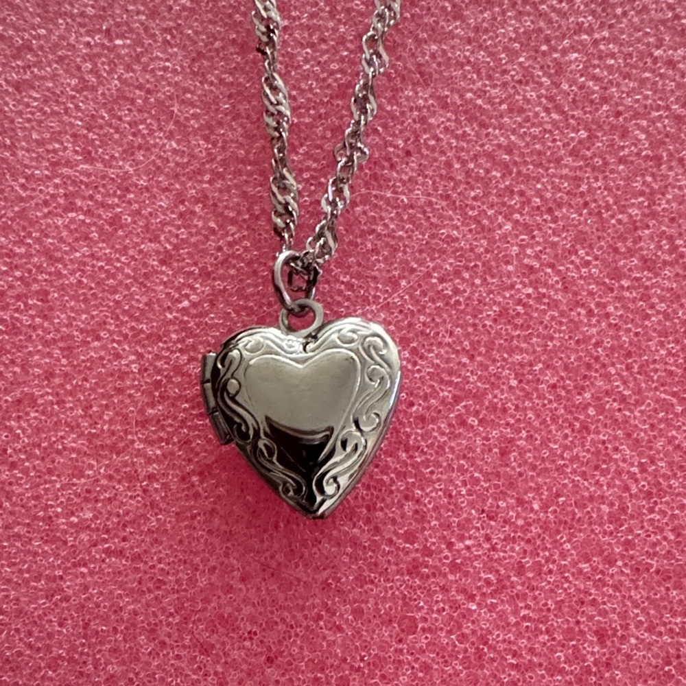 NWOT Elegant Silver Heart Locket Necklace